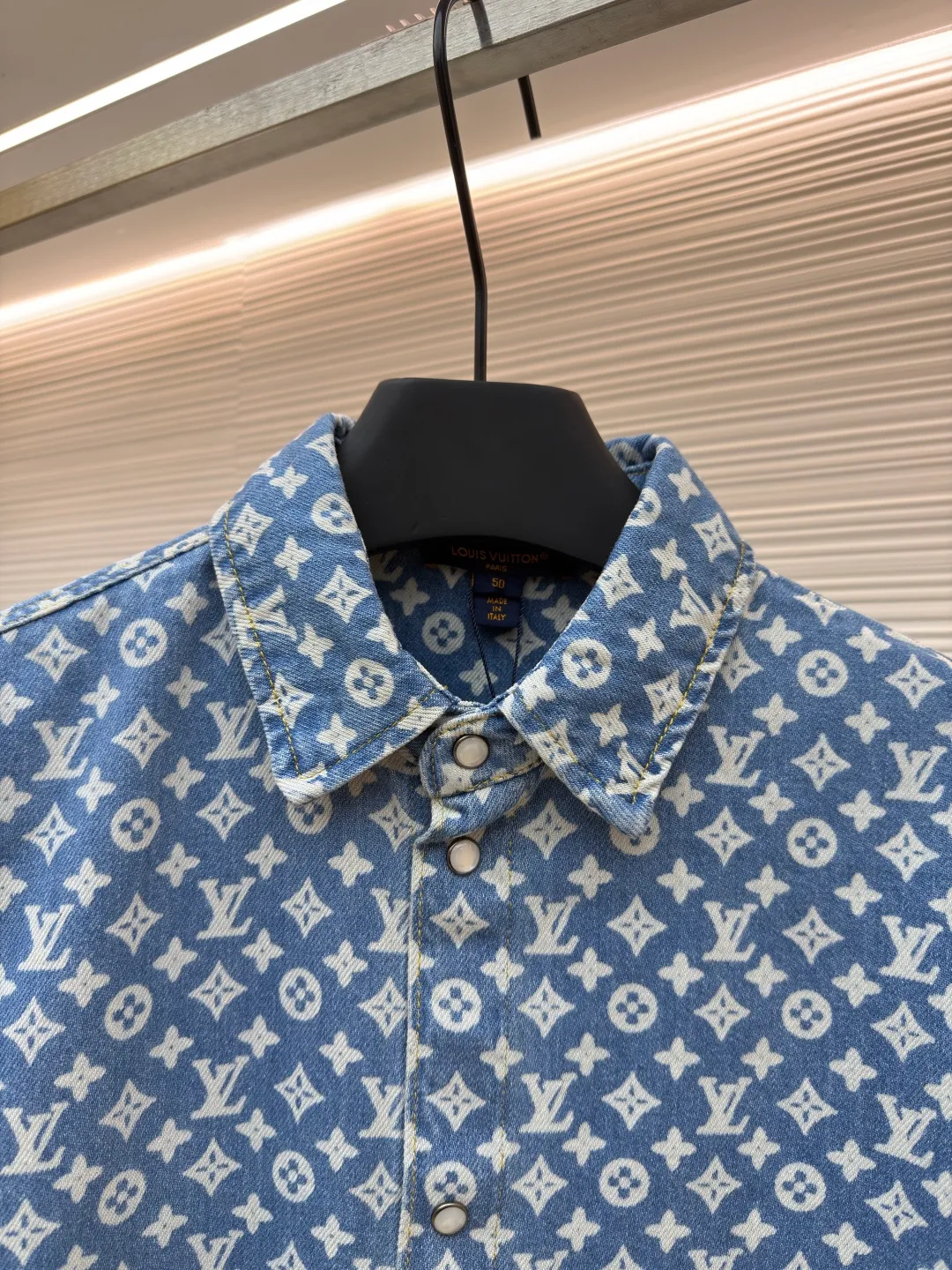 LOUIS VUITTON full-print denim jacket ●Original version: Purchased and developed for 15800 ●Item number: 1681926-B65 ●Material: denim fabric ●Technology: laser watering ●Version: fitted version ●Weight: about 710 grams ●Size: 46-48-50-52 ●Description: Customized blue shadow encrypted cotton classic pattern denim, as moist as cotton, comfortable and skin-friendly, indigo elegance With a retro charm and a modern sense of fashion, denim is used as the canvas, and the iconic Monogram pattern is laid out on it. Every inch of the warp and weft hides the glorious history and fashion heritage of Louis Vuitton. The tough lines of matching work shirts exude a sense of luxury from the inside out. No need to make a fuss, the aura is self-evident. The stunning work in the fashion feast is the laser burning process. The advanced process of using laser technology to carve patterns. Project the laser onto the surface of the material, causing the material to be locally heated and melted. The LV logo pattern can be formed to accurately control the position and shape. The double process of washing and light frying is to desize and wash the denim material first, and then perform sand washing to produce a fading effect. The denim jacket is fried through special chemical treatment to give a special contrasting color effect. Prioritize the spray horse slide and then rub it by hand to create a gradient effect. Use a spray gun to accurately spray the reagent solution to the designated position according to the design requirements. Let the reagent react chemically with the fabric to form a gradual gradient effect, and finally boil it to solidify the color. The overall wiring is straight and delicate, the fabric is comfortable and soft, and the color is consistent without color difference. It can be matched with the same style to create a fashionable look for various occasions. Customized accessories, complete with three standards, same style for men and women!